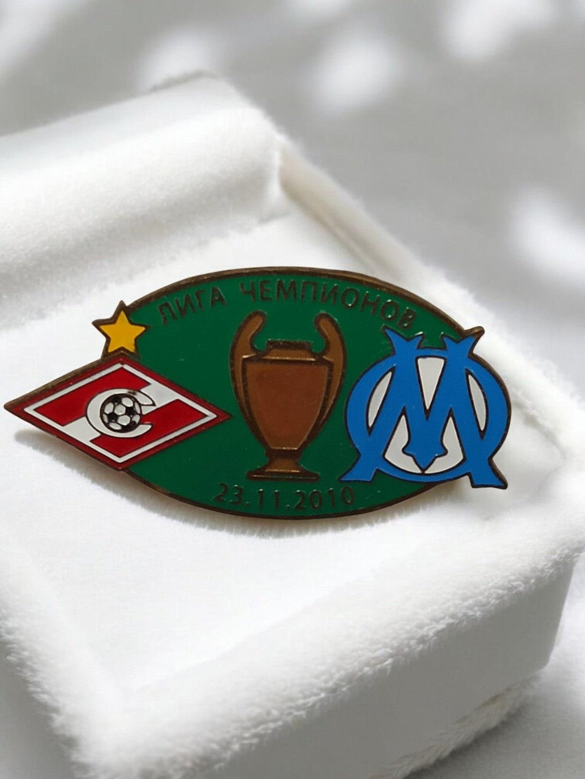Pin's Olympique Marseille Spartak Moscou 2010 Ligue Champions vintage rare