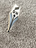 Pin's vintage plume DH émaillé, badge ancien stylisé, écriture (Ref 8)