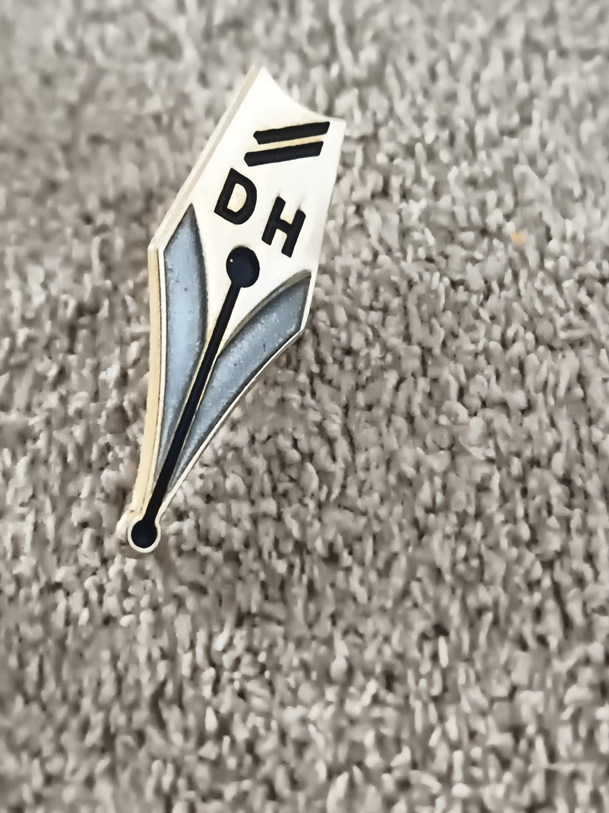Pin's vintage plume DH émaillé, badge ancien stylisé, écriture (Ref 8)