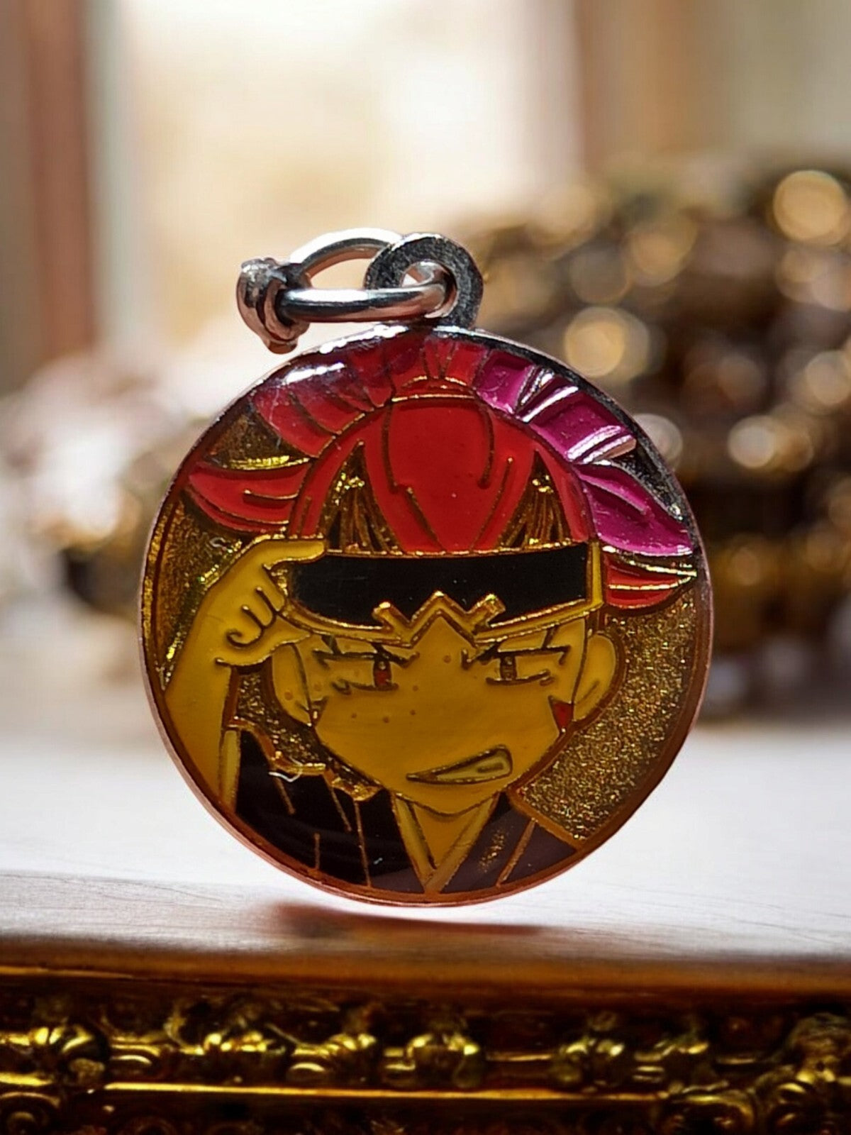 Pendentif manga Hyuga Asahi émail doré style kawaii anime japonais
