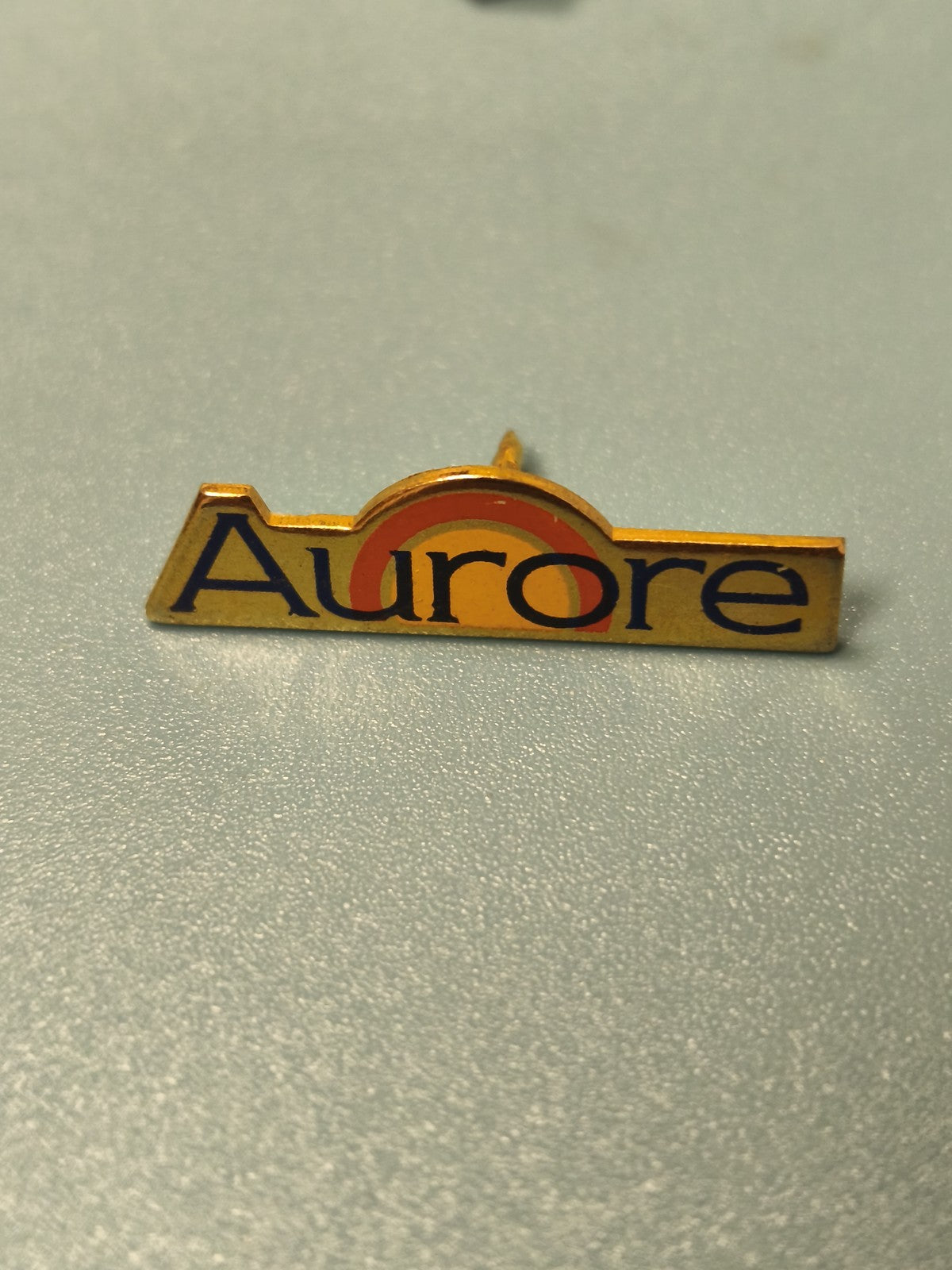 Vintage pin's Aurore émaillé doré, logo soleil, collection publicitaire