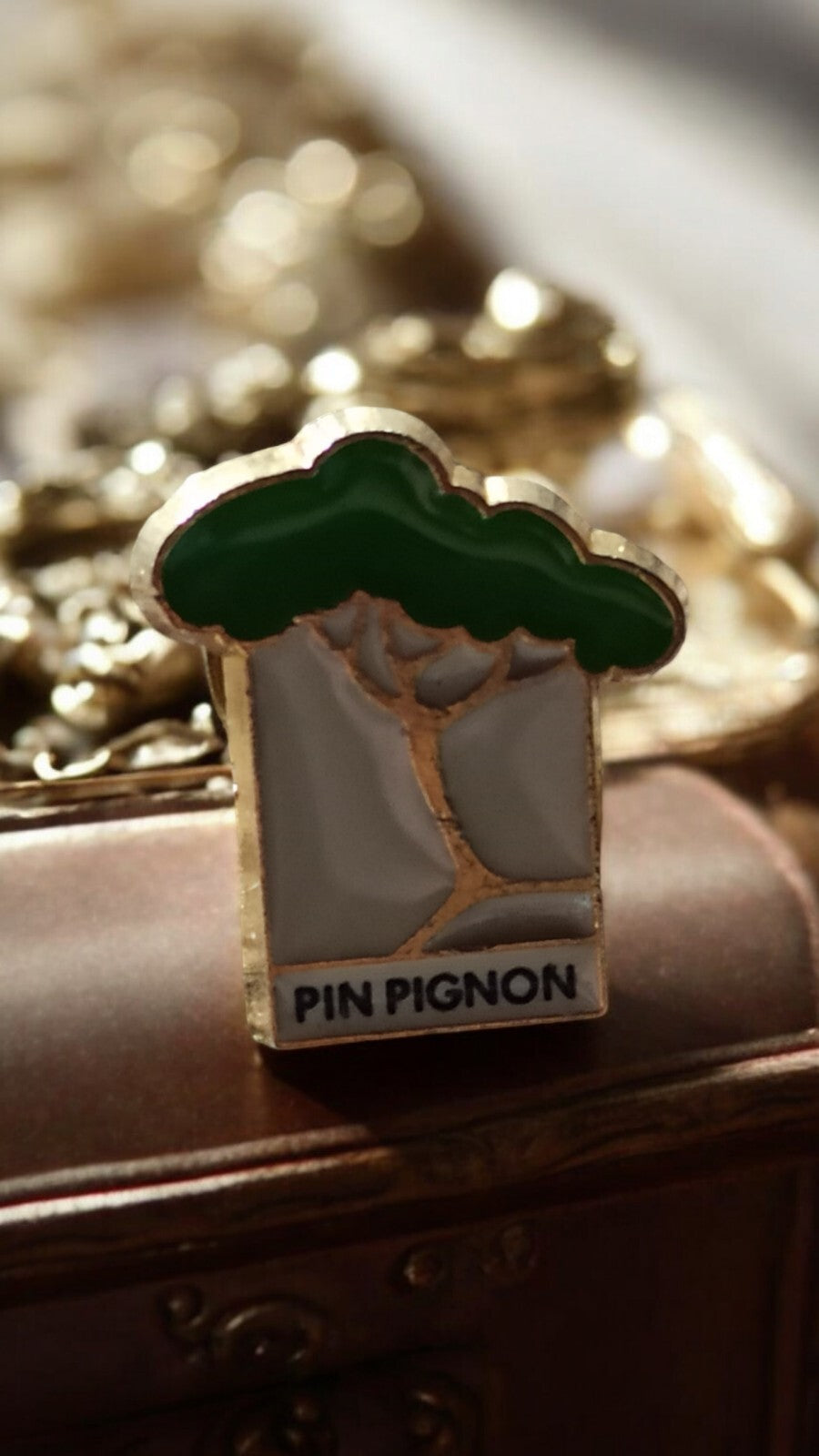 Pin's vintage Pin Pignon rétro émaillé badge arbre rare