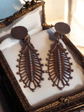 Boucles d’oreilles Art Nouveau laiton patiné feuille ajourée XIXe clip