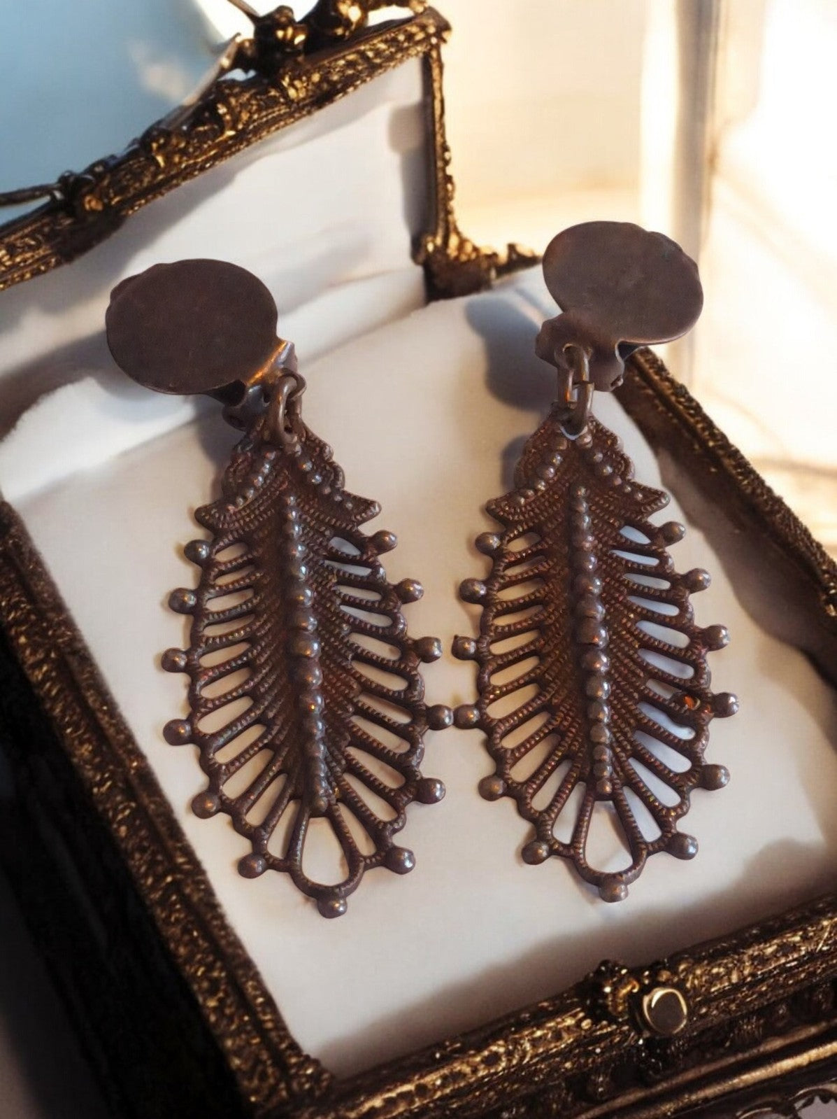 Boucles d’oreilles Art Nouveau laiton patiné feuille ajourée XIXe clip