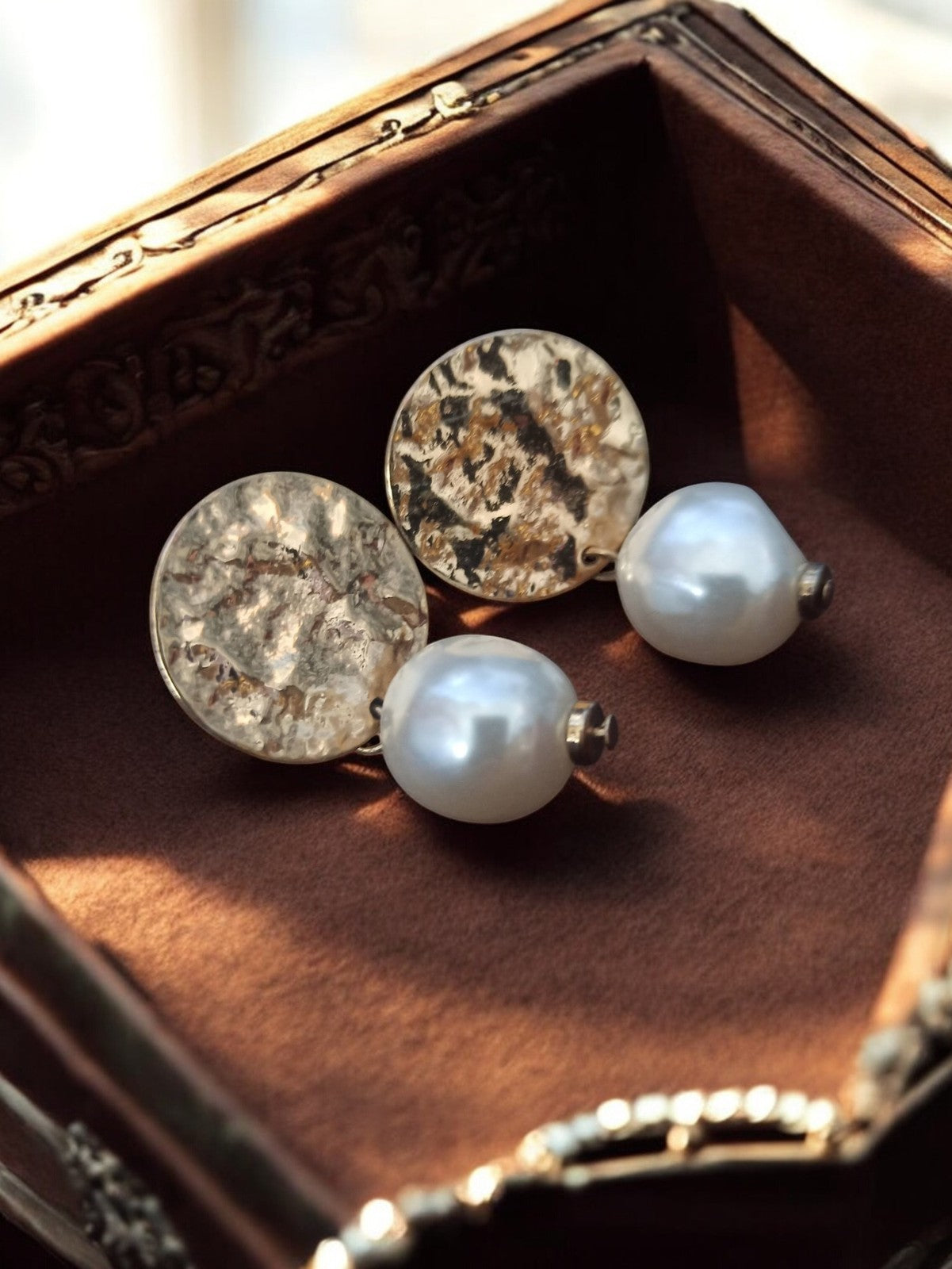 Boucles d’oreilles vintage disque martelé perle blanche élégance rétro