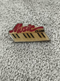Pin's vintage Aksic Club, badge émaillé, graphique années 80/90 (Ref 9)