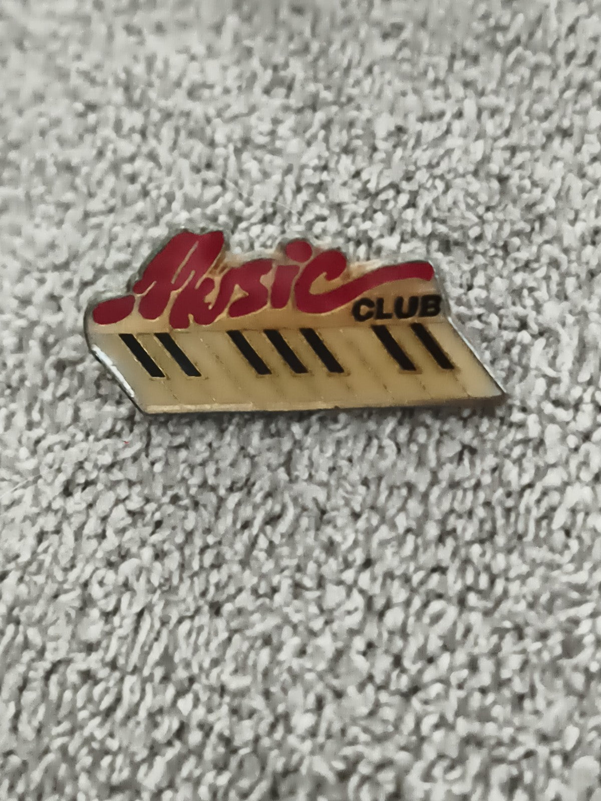 Pin's vintage Aksic Club, badge émaillé, graphique années 80/90 (Ref 9)
