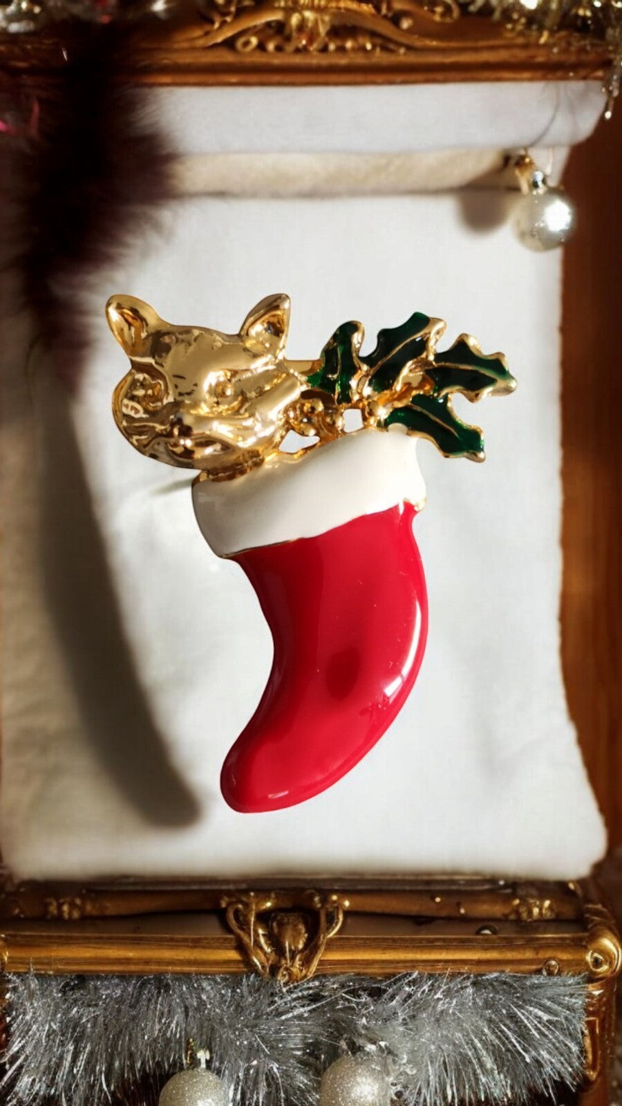 Broche vintage chat Noël doré sur botte rouge émaillée pin métal doré