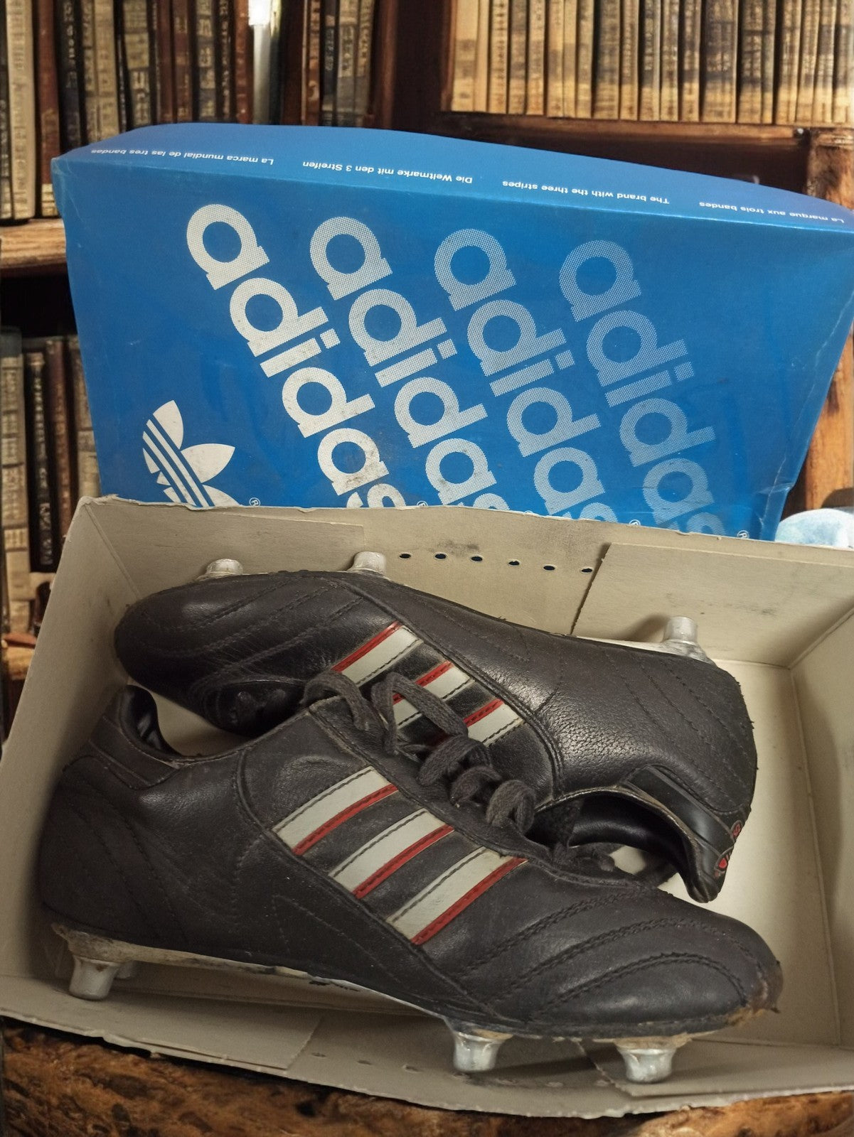Paire de crampons Adidas vintage noir rétro, chaussures football ancien modèle