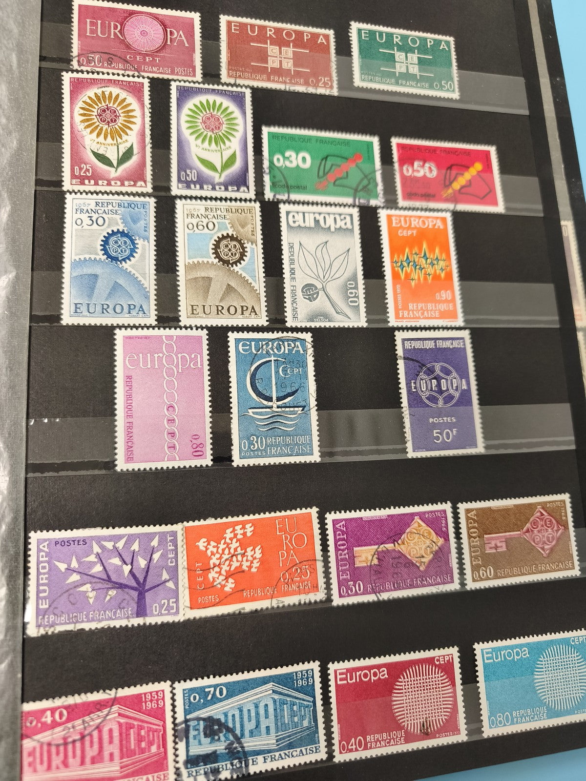 Lot anciens timbres oblitérés France Europa CEPT couleurs variées collection