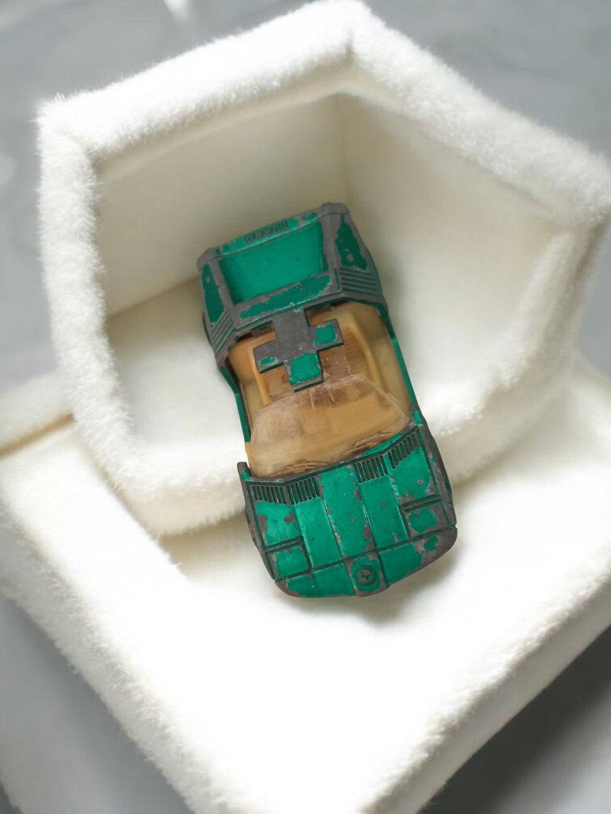 Voiture miniature ancienne vintage vert, modèle rétro usé, occasion