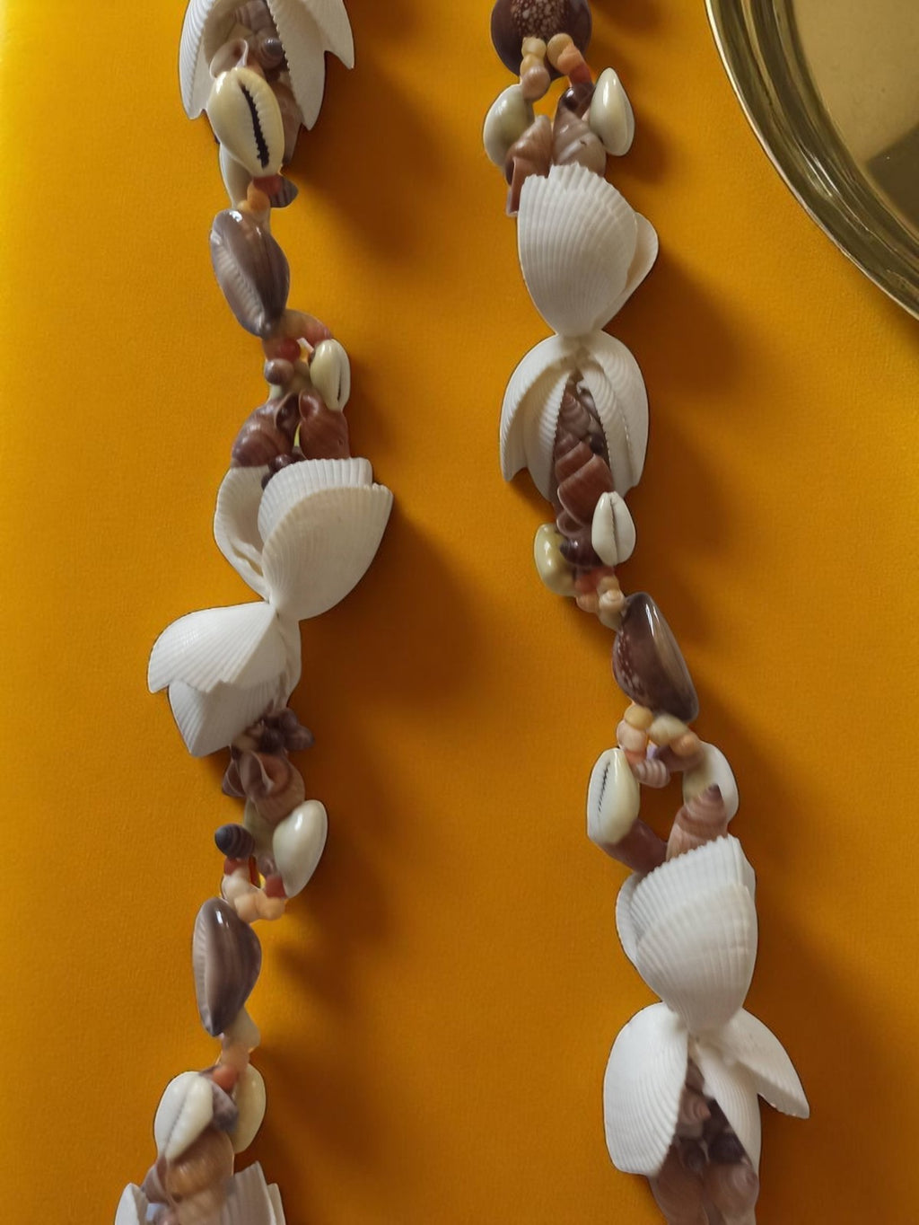 Collier vintage en coquillages naturels, bijou ancien, tons crème et beige