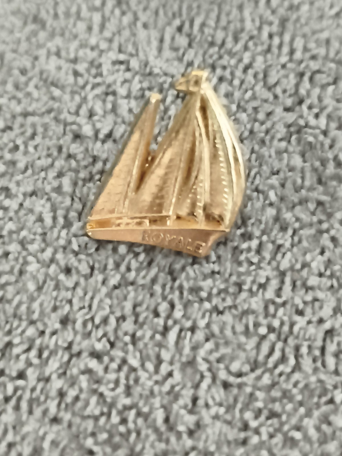 Pin's vintage voilier doré inscription ROYALE badge ancien (Ref 10)