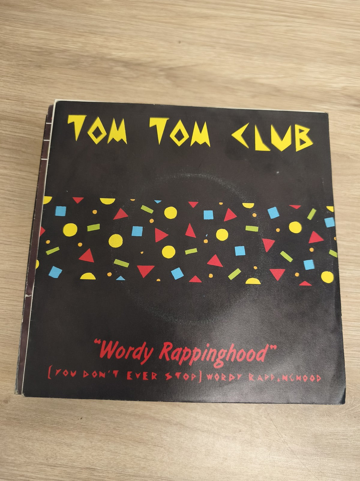 Vinyle 45 tours Tom Tom Club Wordy Rappinghood pochette noire motifs colorés