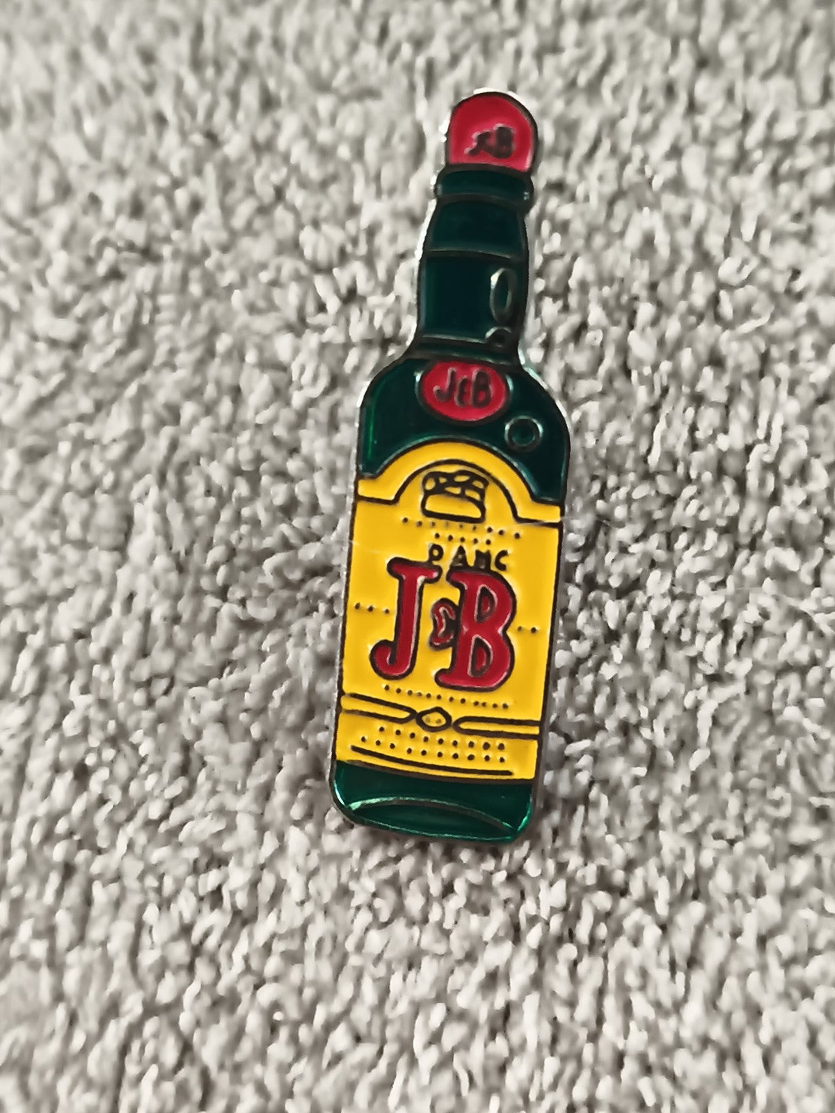 Pin's vintage bouteille J&B whisky jaune vert émaillé pub bar (Ref 3)