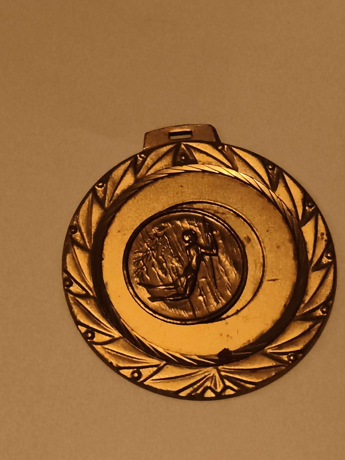 Médaille sport gymnastique finition dorée relief art déco récompense