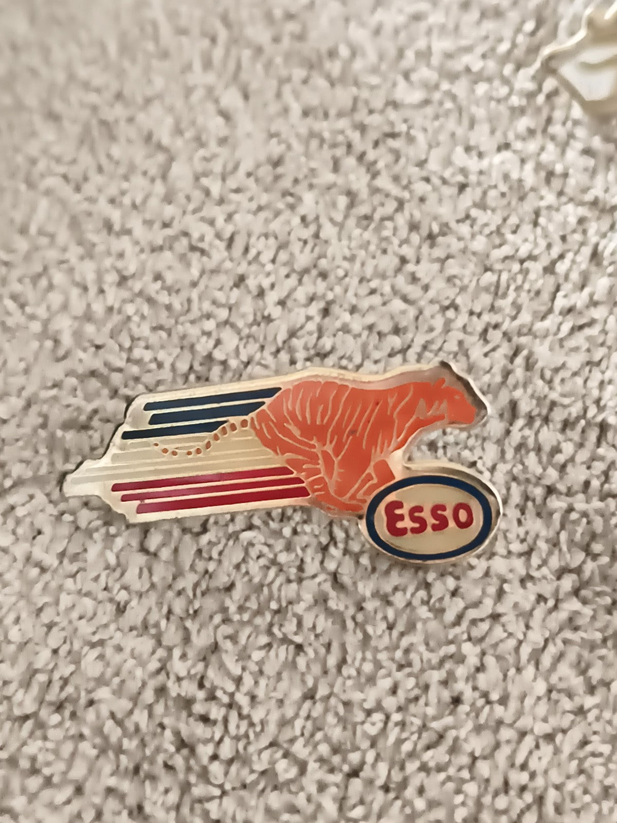 Pin's publicitaire vintage Esso tigre émaillé – Années 80 – badge rétro (Ref 6)