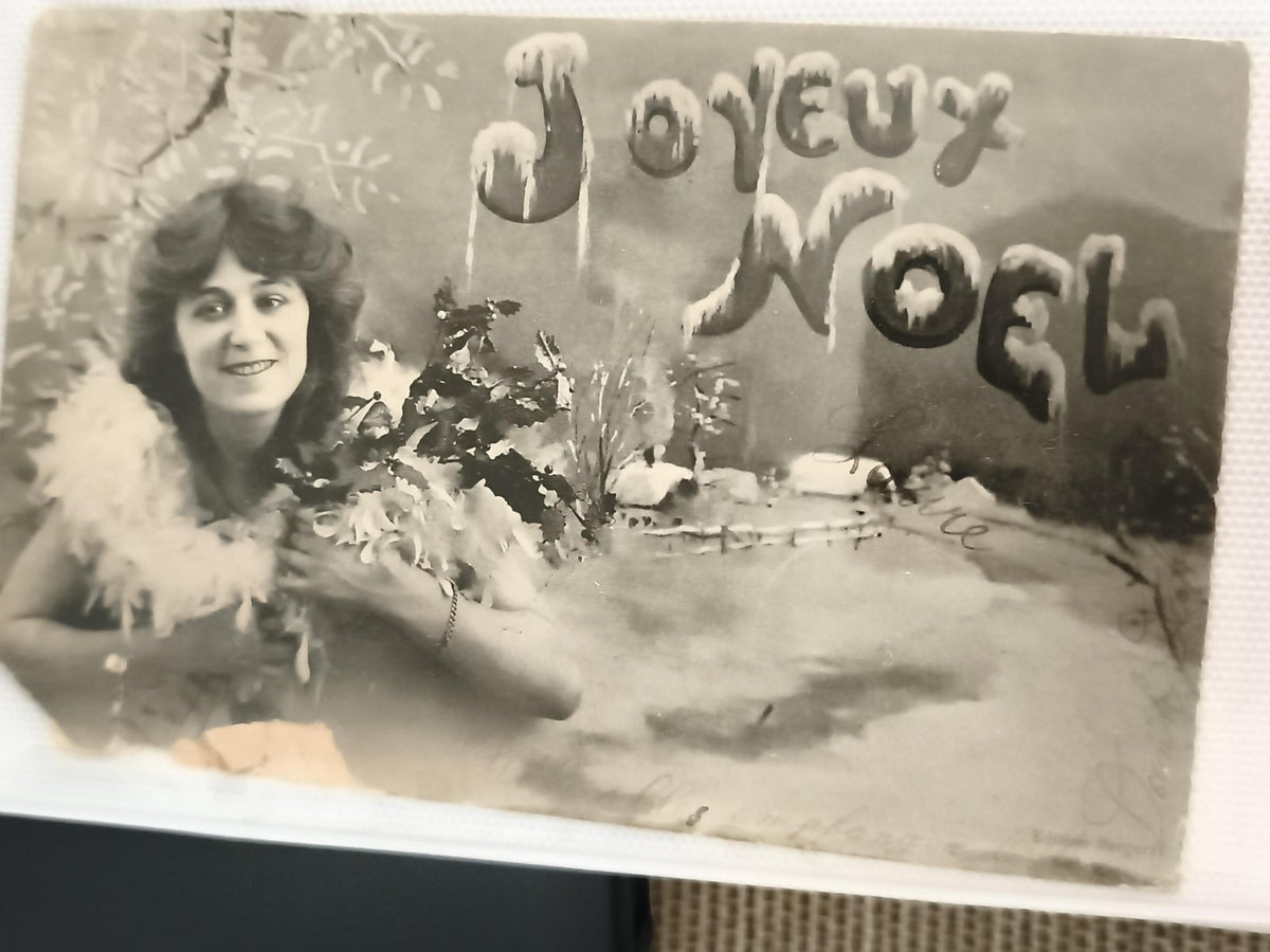 Carte postale ancienne Joyeux Noël femme plume houx photo vintage CPA