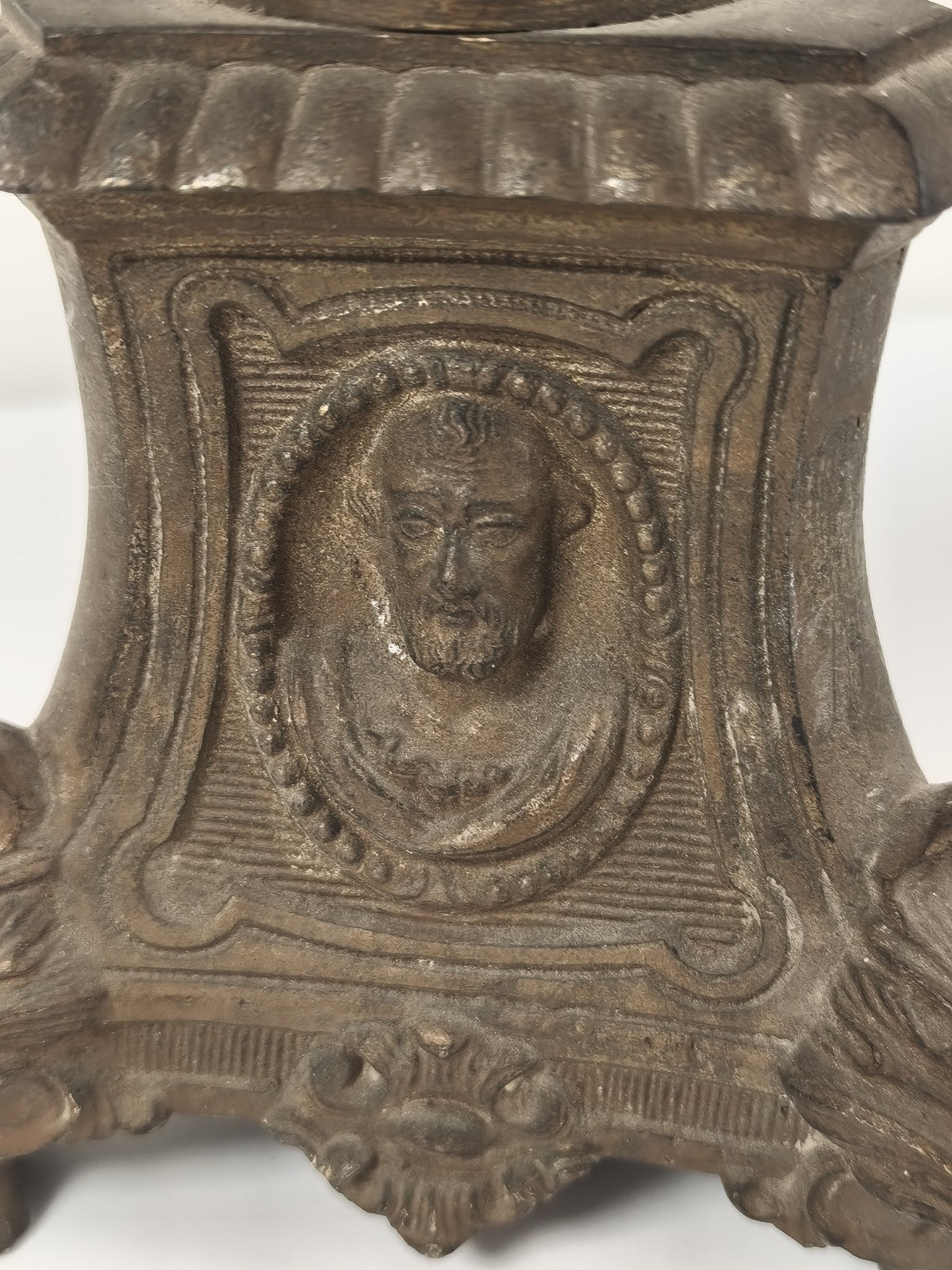 Ancien grand pique-cierge d?autel métal patiné, monté en lampe socle tripode
