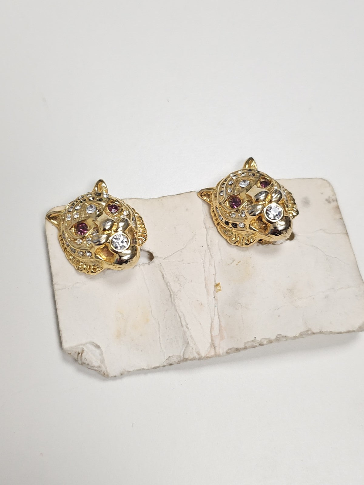 Paire de boucles d?oreilles anciennes vintage en métal doré et strass rétro