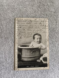 Carte photo bébé bain humour CPA début XXe écrite noir et blanc
