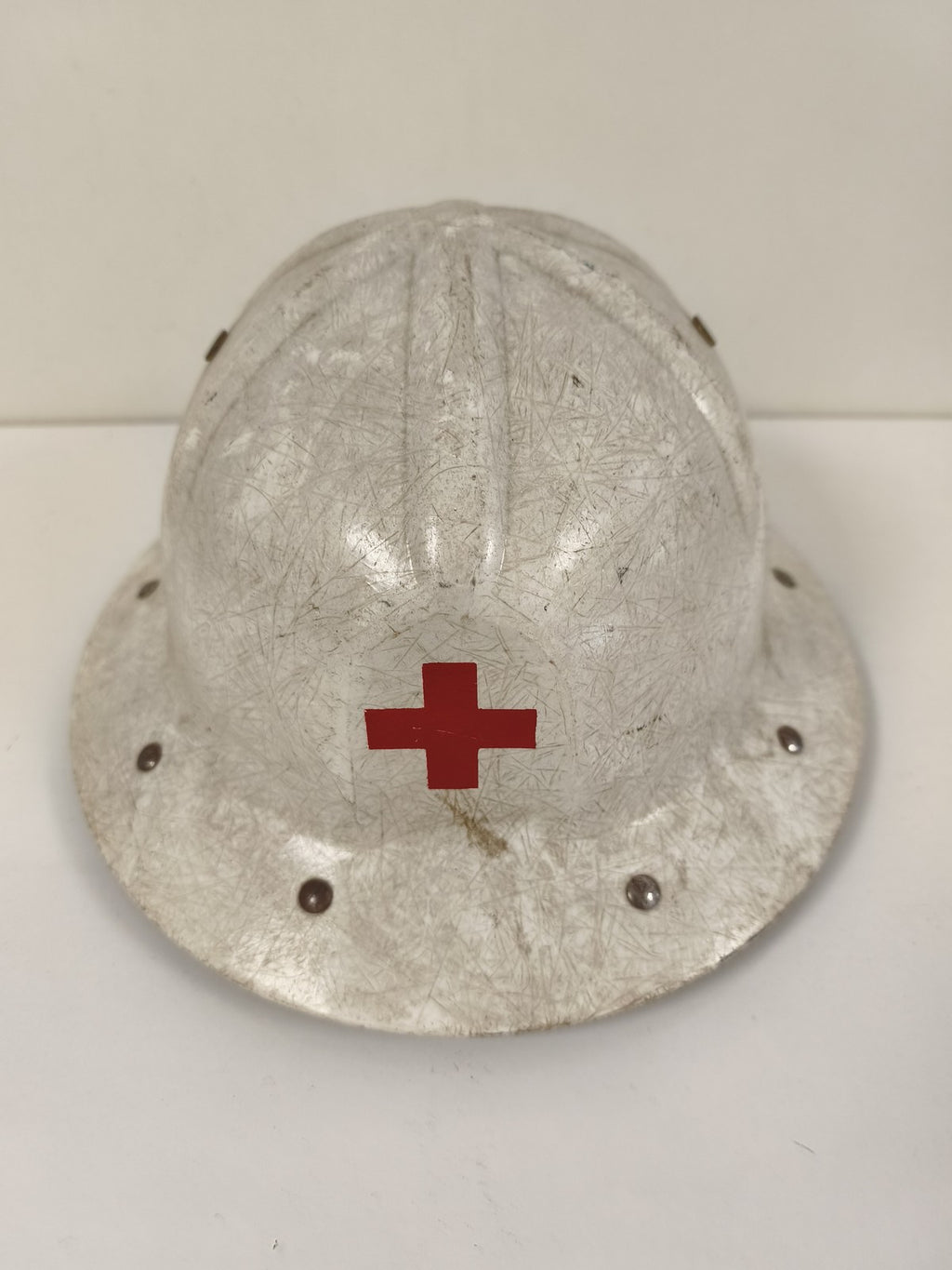 Ancien casque Croix-Rouge Française Petitcollin Paris, blanc, vintage collection