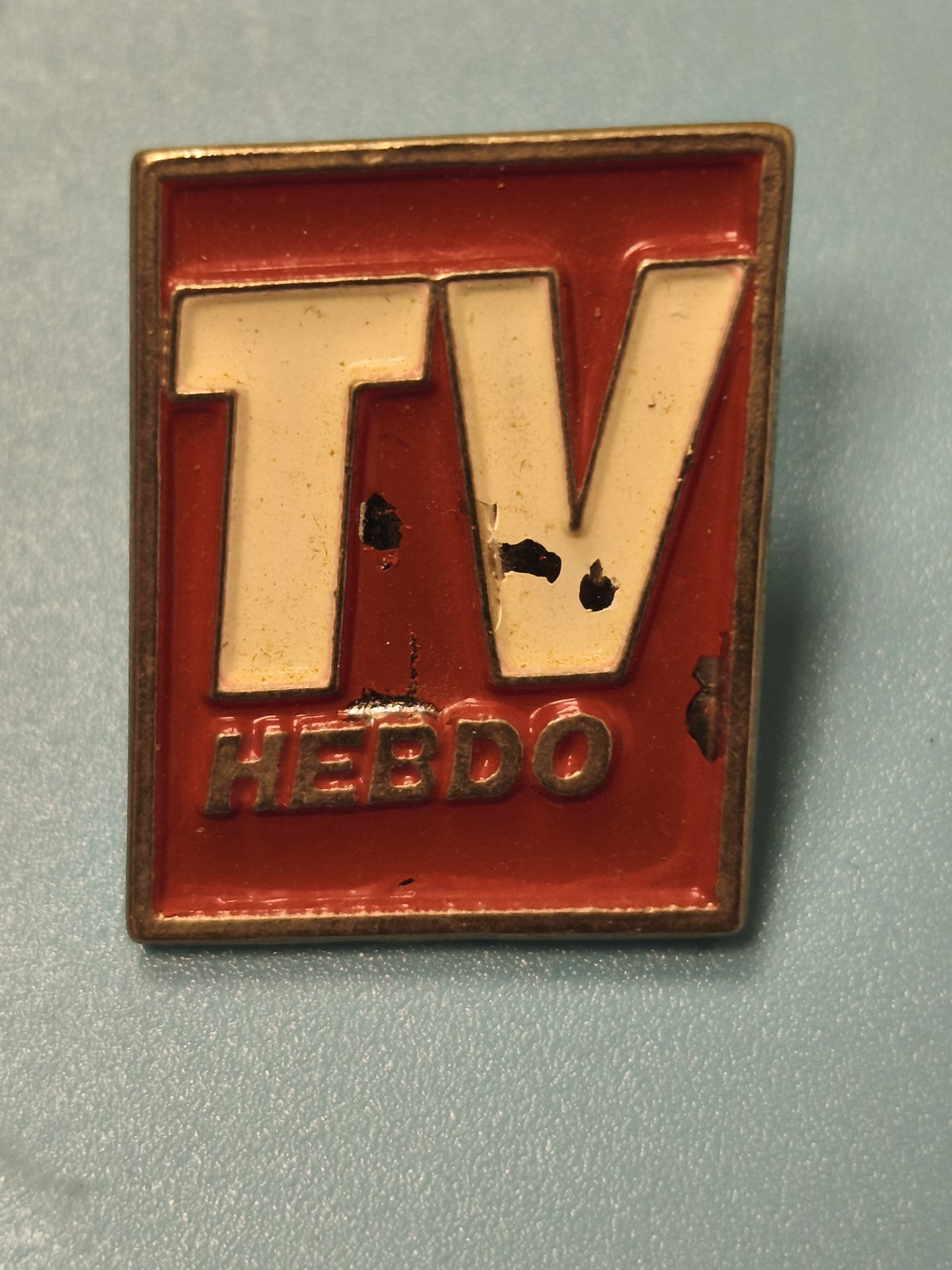 Pin's vintage TV Hebdo ancien, émaillé rouge blanc, collection médias