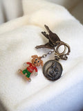 Porte-clés vintage ancien figurine Casimir + médaille Lourdes rétro déco