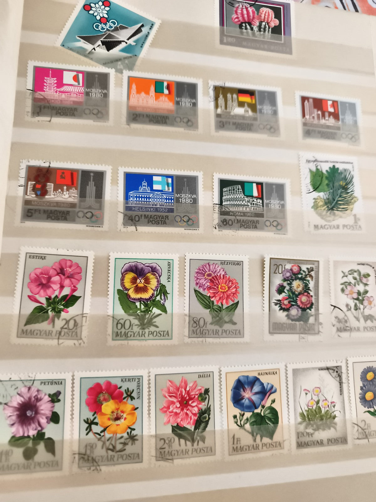 Timbres anciens Hongrie Magyar Posta fleurs et Jeux Olympiques vintage