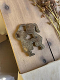 Pendentif vintage métal figuratif années 50, forme personnage, stock mort
