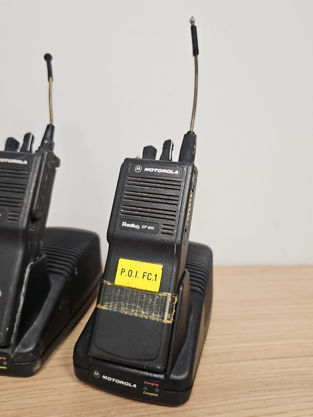 Talkie-walkie Motorola Radius GP900 avec chargeurs pour pièces détachées