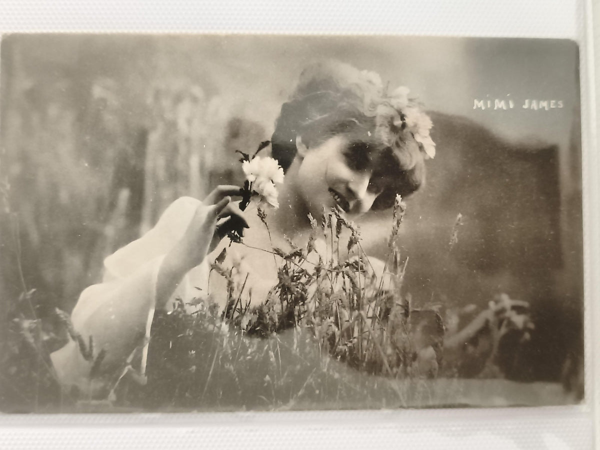Carte postale ancienne photo Mimi James portrait femme fleurs vintage CPA