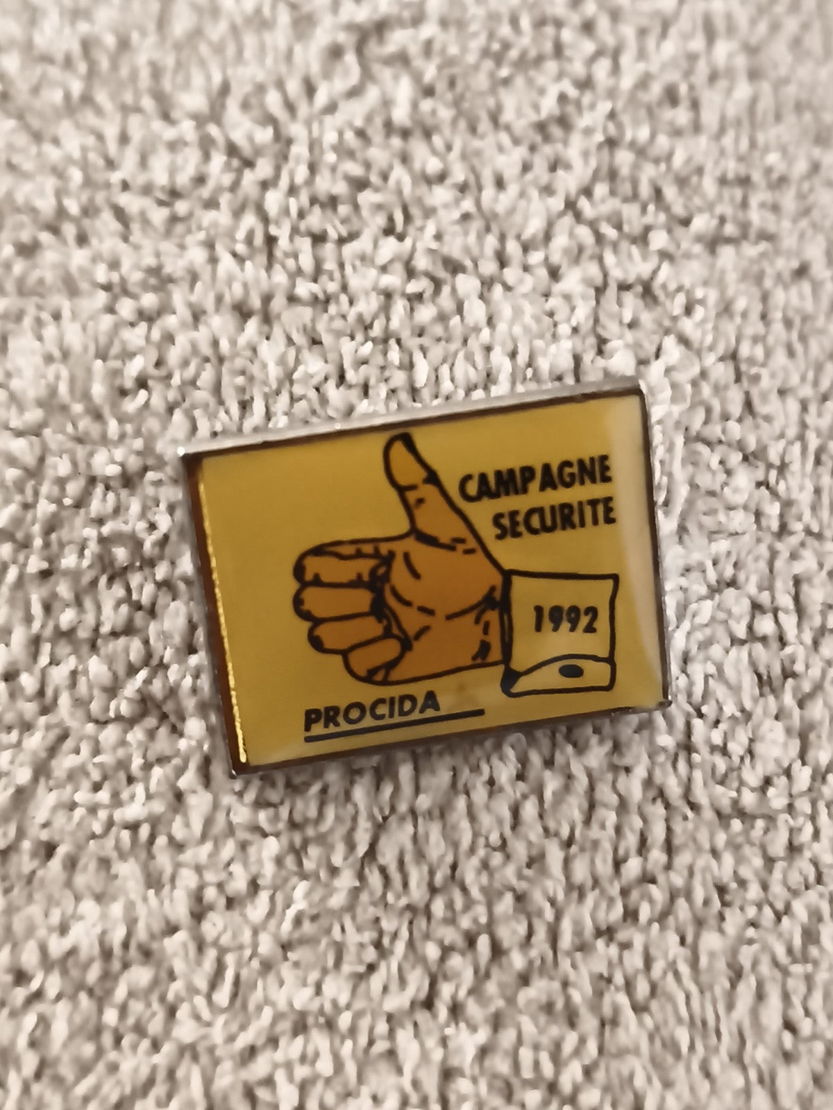 Pin's vintage Campagne Sécurité Procida 1992 main pouce levé badge rétro (Ref 4)
