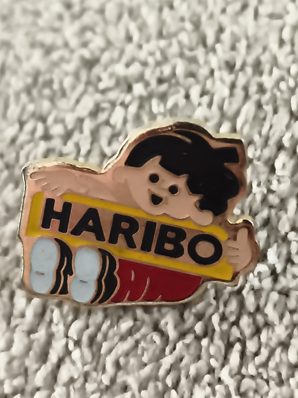 Pin's vintage HARIBO garçon logo émaillé, badge publicitaire sucreries (Ref 3)