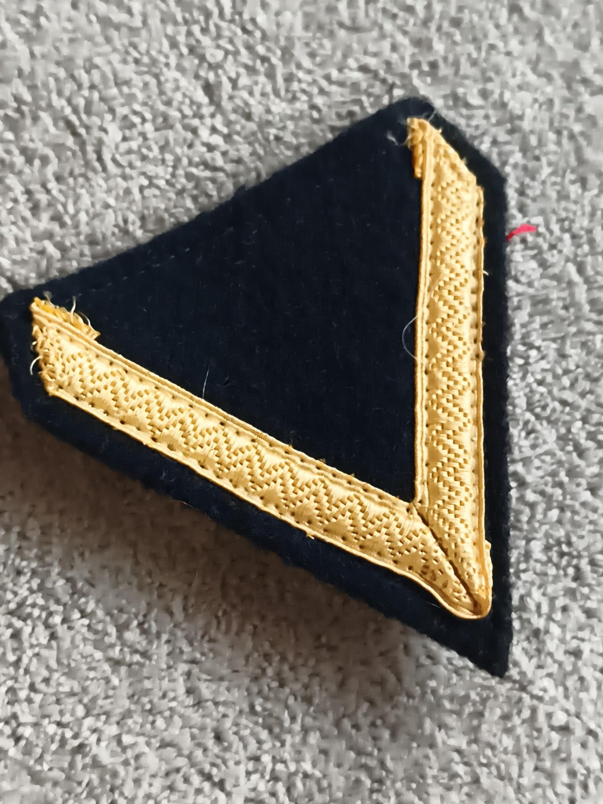 Grade militaire ancien écusson chevron doré bleu marine vintage armée