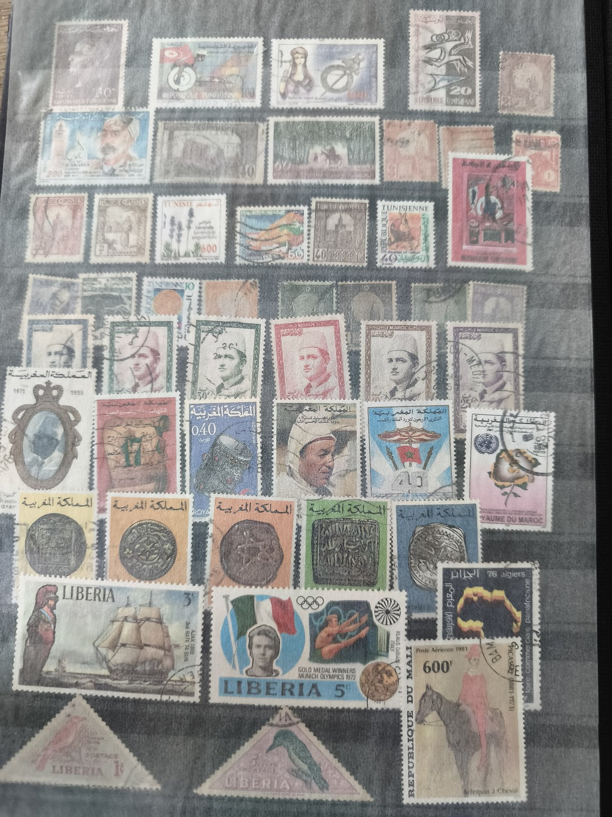 Lot de timbres multicolores Afrique Maghreb Liberia thématiques variées