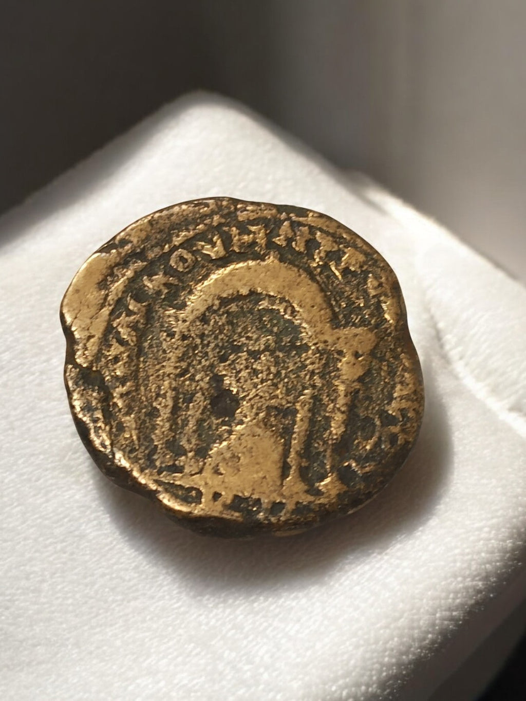 Monnaie romaine en bronze patine verte noire II-IIIe siècle artefact historique