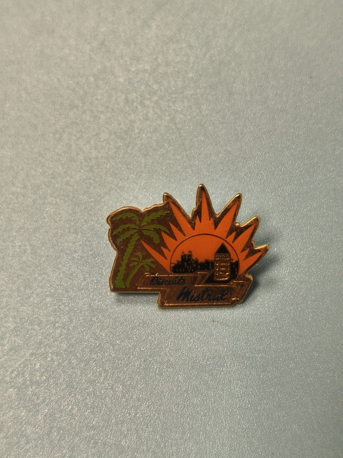 Pin's vintage Biscuits Mistral soleil orange palmiers collection publicitaire