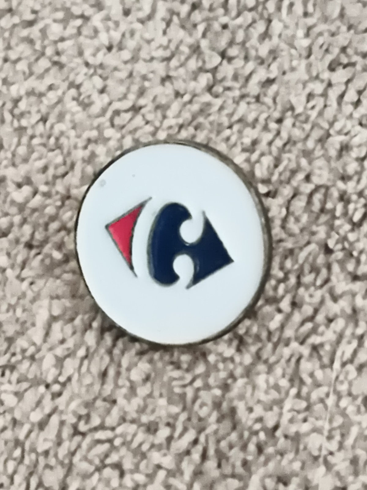 Pin's vintage Carrefour logo rond blanc bleu rouge (Ref 10) badge ancien
