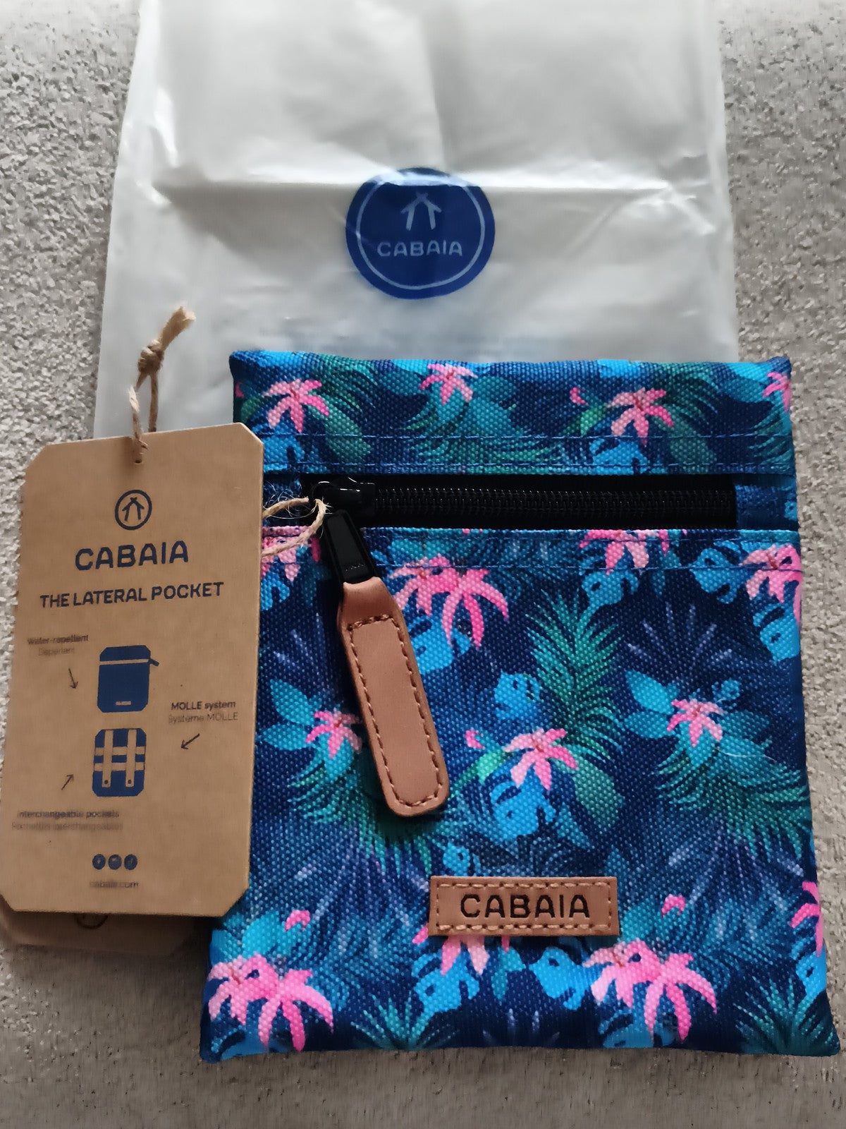 Pochette latérale Cabaia bleue motifs tropicaux 15 cm neuve, accessoire sac