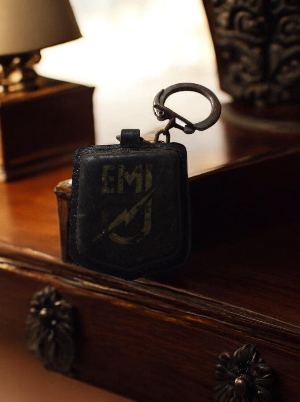 Porte-clés vintage publicitaire EMJ métal ancien, blason noir rétro