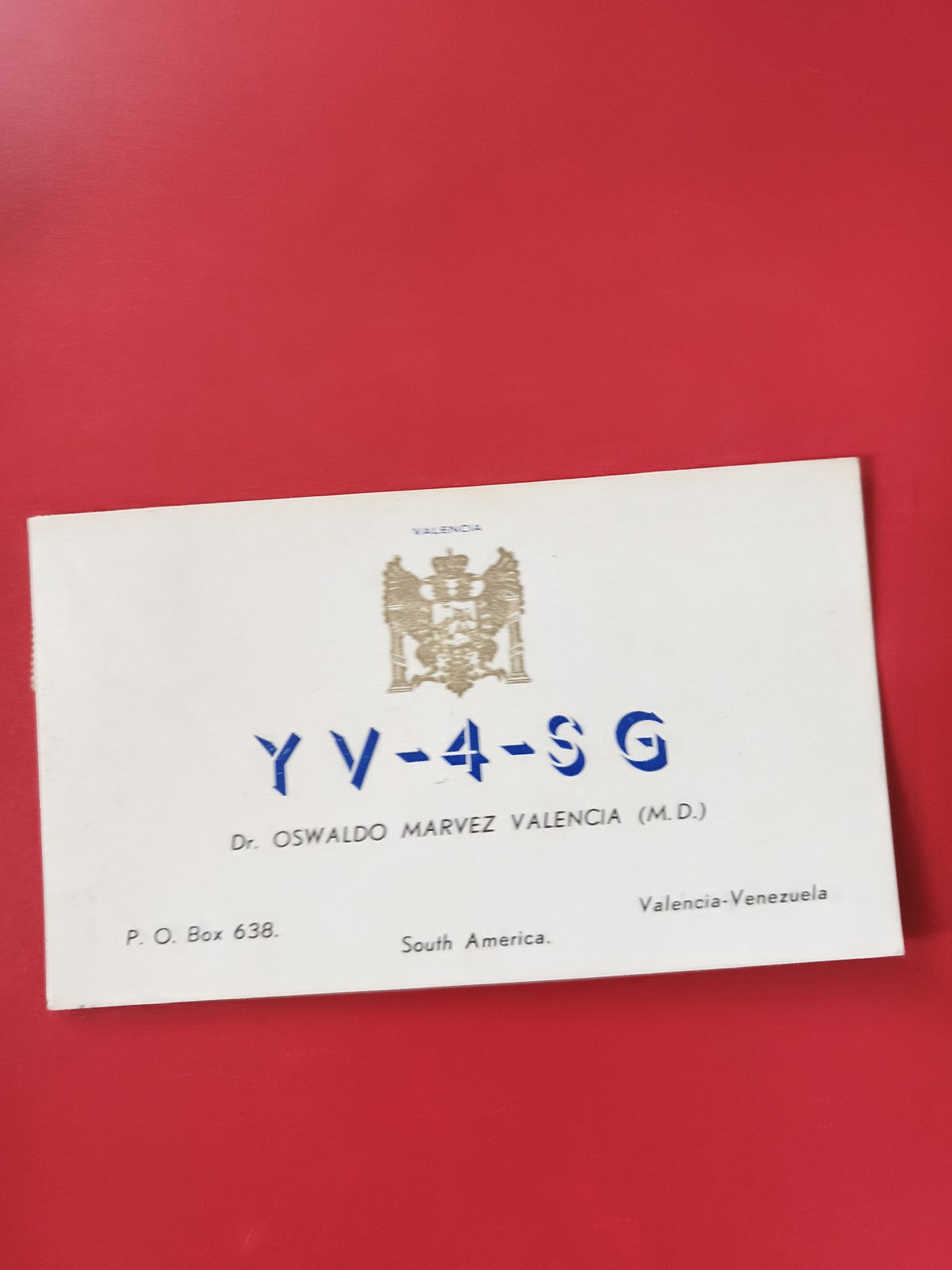 Carte radio YV-4SG Dr Oswaldo Marvez Valencia Venezuela sur fond rouge