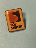 Vintage pin's Sol System rectangulaire logo rétro orange noir collection (Ref 14