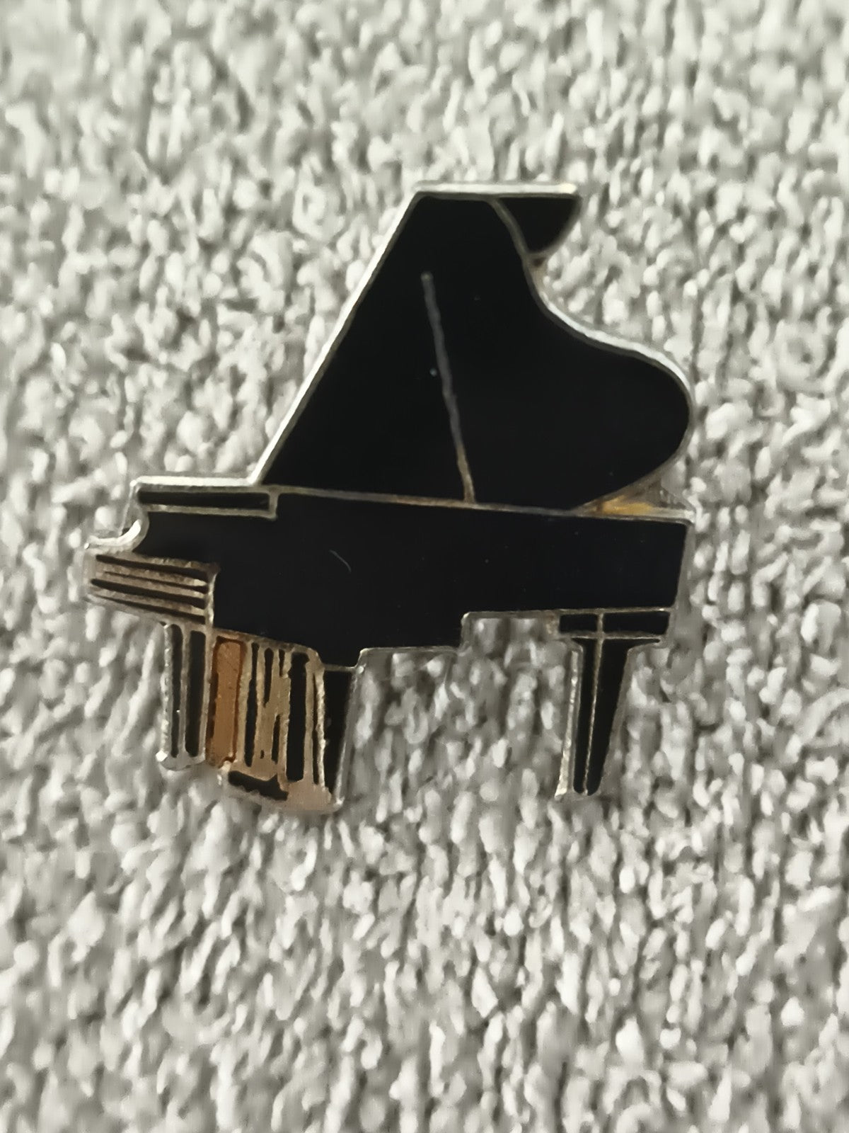 Pin's vintage piano à queue noir émaillé, broche rétro musique (Ref 3)