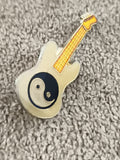 Pin's vintage guitare électrique motif yin yang, badge rétro années 90 (Ref 5)