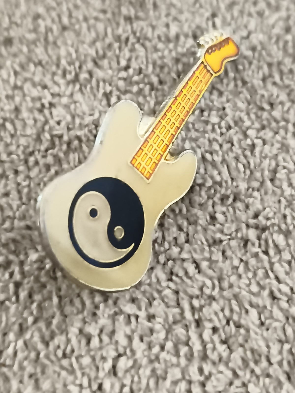 Pin's vintage guitare électrique motif yin yang, badge rétro années 90 (Ref 5)