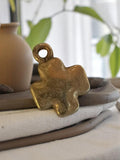 Pendentif croix vintage métal doré années 50 rétro, bijou ancien authentique