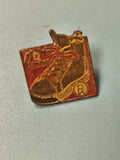 Pin's vintage Quick chaussure basket rouge et or collection (Ref 5)