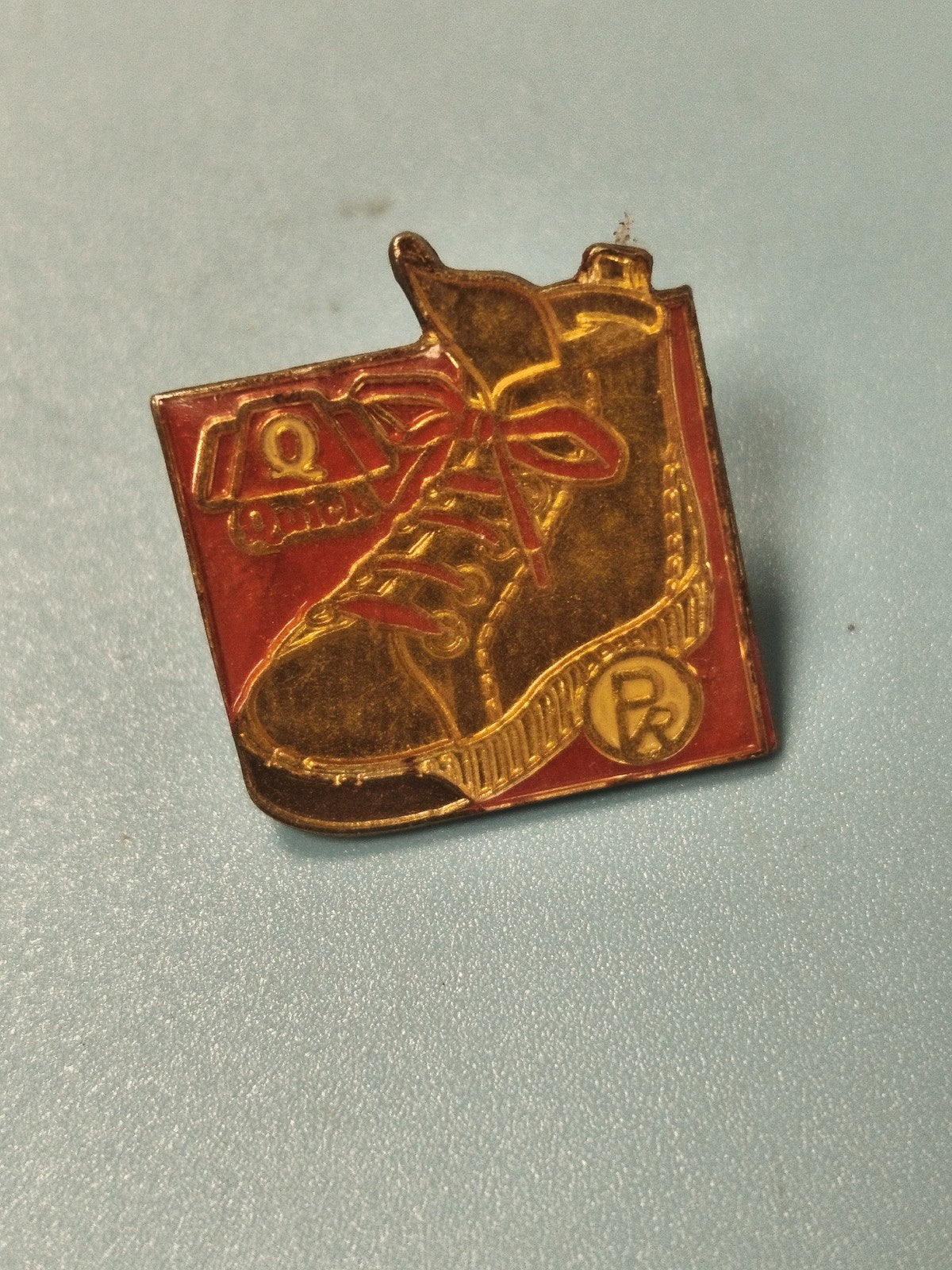 Pin's vintage Quick chaussure basket rouge et or collection (Ref 5)