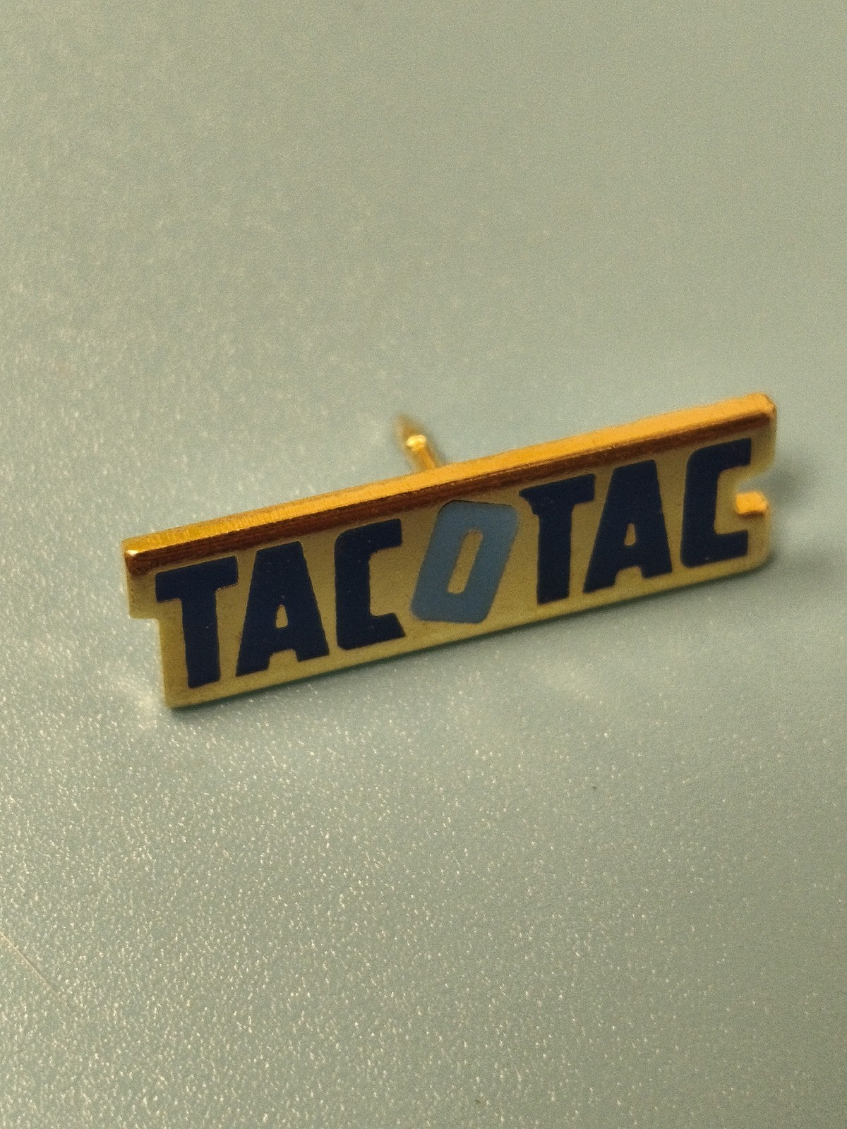 Vintage pin's TACOTAC ancien, émaillé, bleu et doré, collection loterie